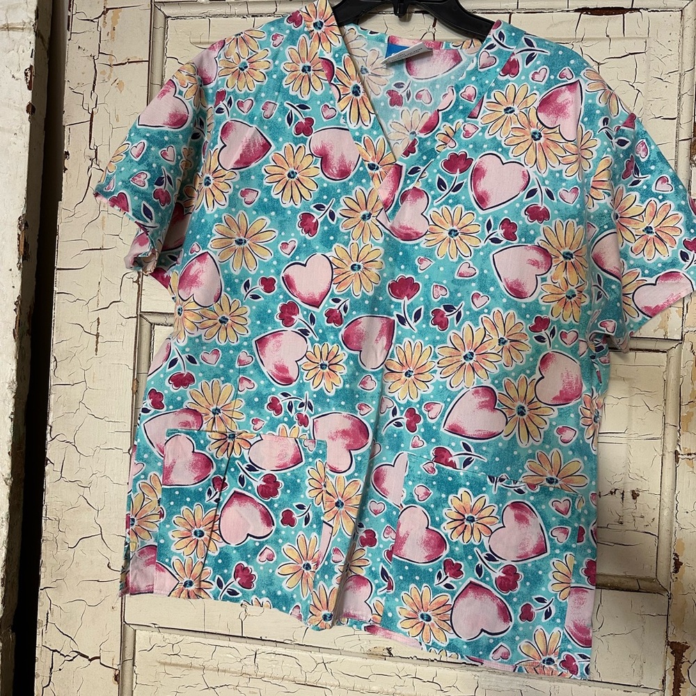 Crest Turquoise Heart & Daisy Scrub top